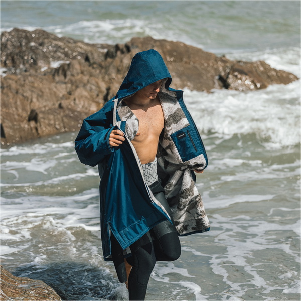 2026 Dryrobe Advance Langärmeliger Wickelmantel DALSV3 - Deep Sea Blue / Sand Camo